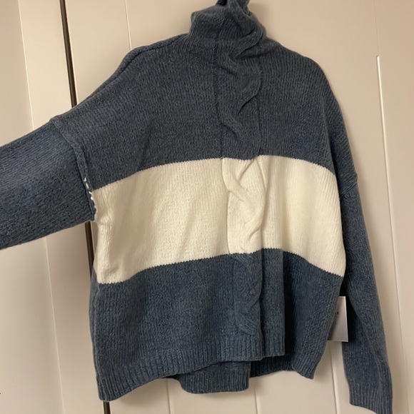 O&O Super Soft, Blue & White Turtle Neck Sweater. Size Large - Picture 2 of 7